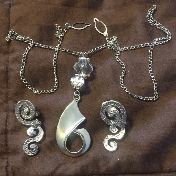 Vintage Jewelry - Silver swirl necklace and  earrings